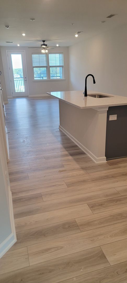 Building Photo - Sherrills Ford water front condo