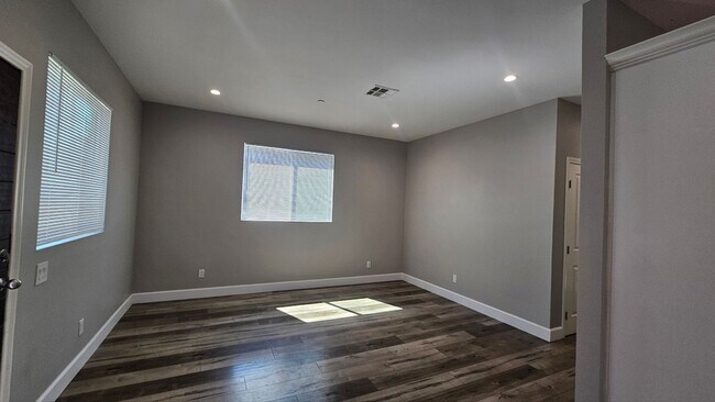 Building Photo - 1536 E