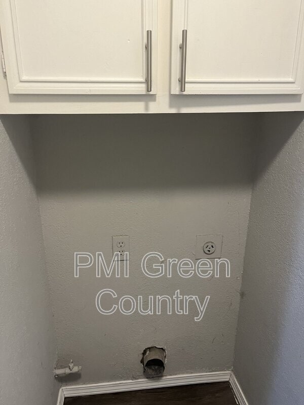 Building Photo - 801 W Vicksburg St