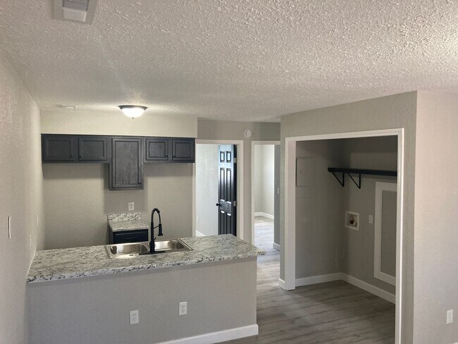 Building Photo - 2 Bedroom , 1 Bathroom Apartment!