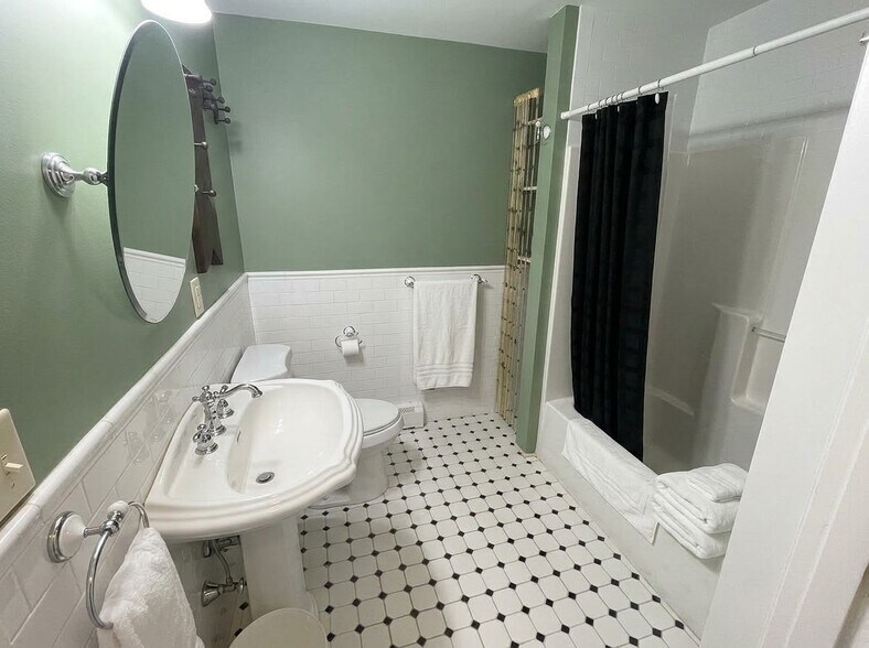 Building Photo - 14 Oak St