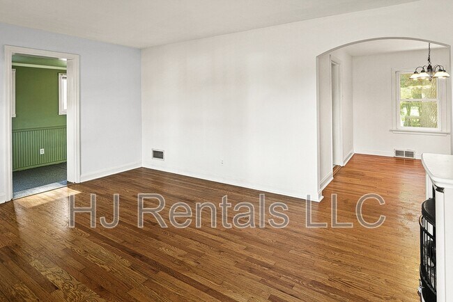 Building Photo - 1305 S New Florissant Rd