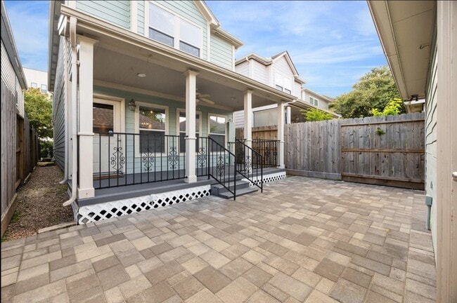 Building Photo - 609 W 20th St