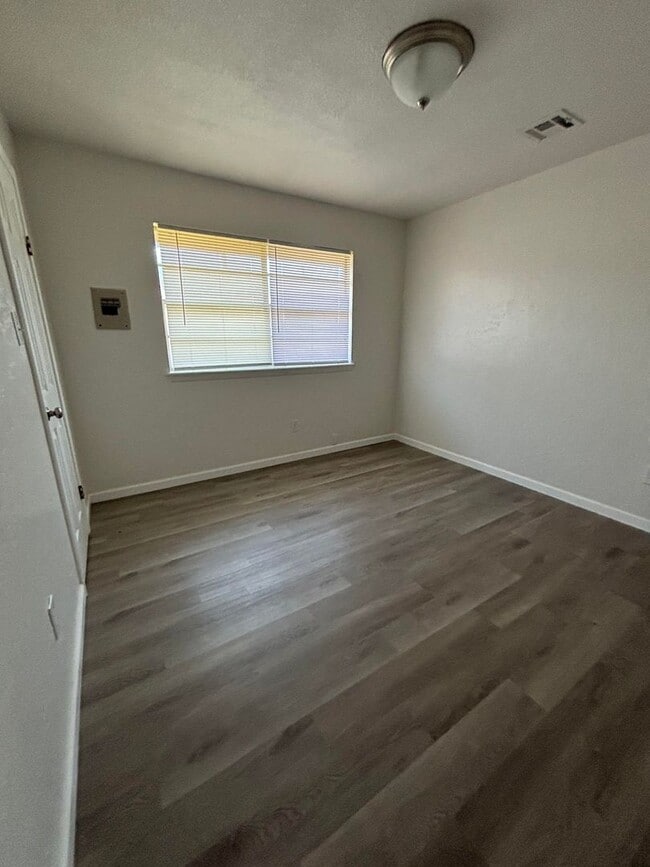 Building Photo - 6619 NW Denver Ave