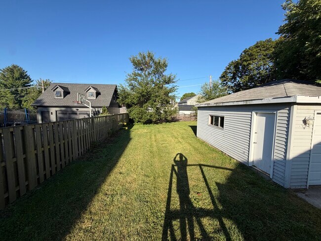 Building Photo - 472 N Larch Ave
