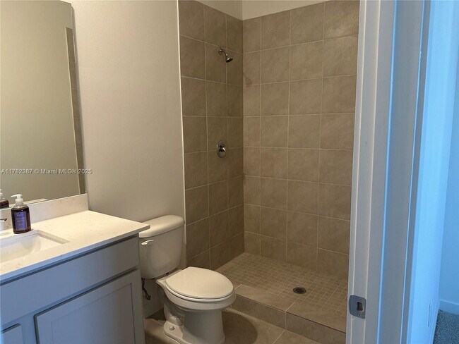 Building Photo - 822 SW 11th Ter