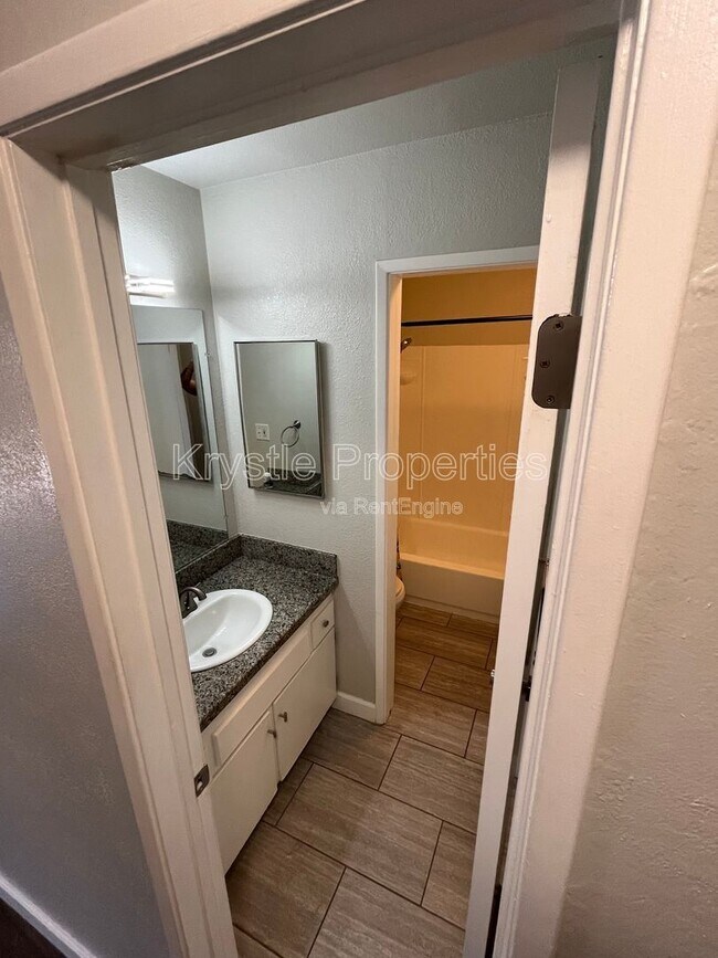 Building Photo - 1060 Oak Grove Rd