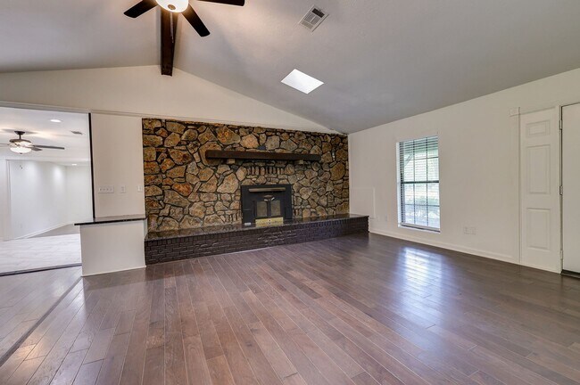 Building Photo - 3 bed 3 bath single family house