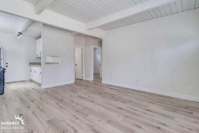 Building Photo - Freshly Renovated 2Bdm 1Ba Apartment in San Diego