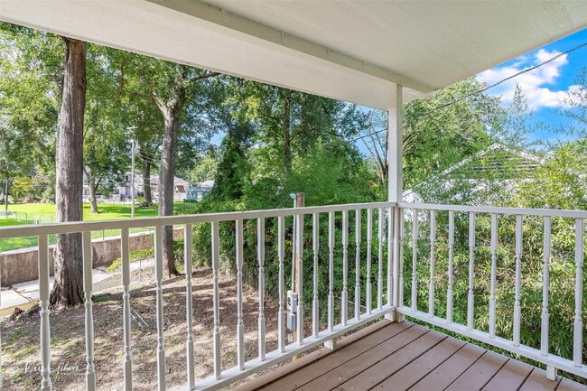 Building Photo - "Spacious 4-Bedroom Gem with a flex room a...