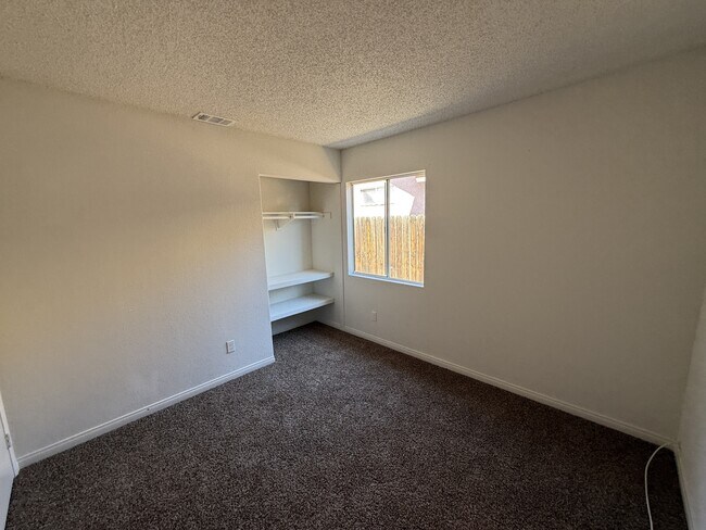 Building Photo - 480 Prairie Way