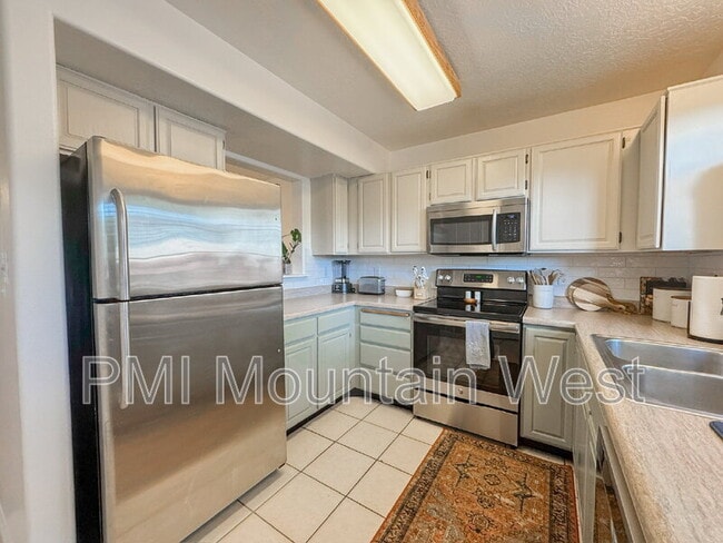 Building Photo - 446 E Parkside Cir