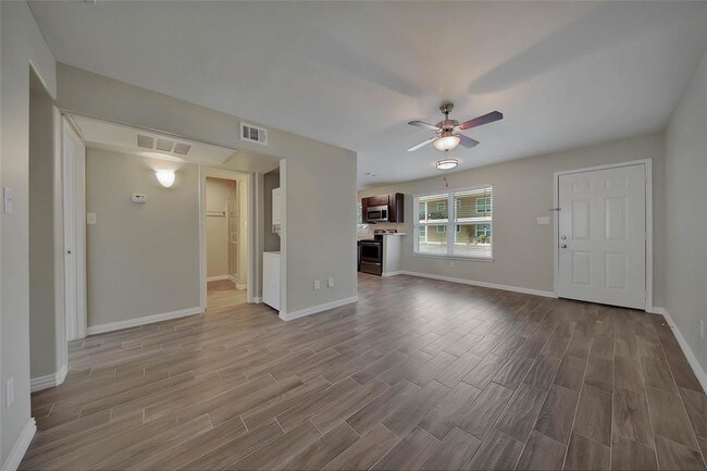 Building Photo - 1109 W 25th St