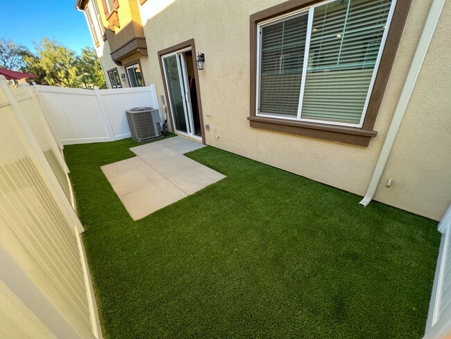 Building Photo - Brand new Condo with SOLAR for LEASE in Te...