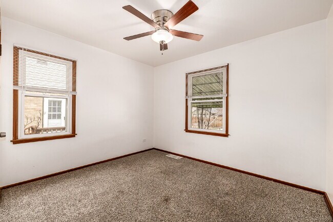 Building Photo - "Charming 3-Bed, 2-Bath Haven in Englewood – 1,499 Sq Ft of Comfort!"