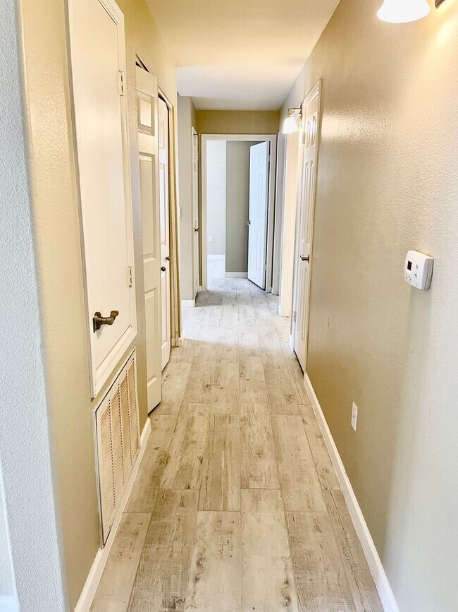 Building Photo - Stunning 3 Bedroom Condo In Scottsdale!