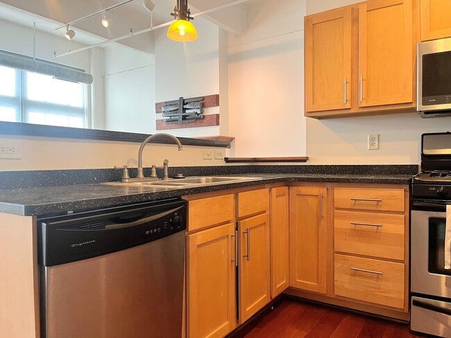 Building Photo - Beautiful 2 Bed/2 Bath Condo for Rent in D...
