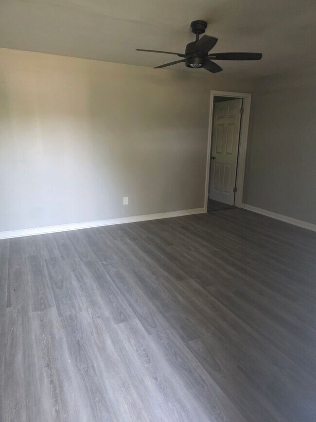 Building Photo - LIMITED TIME**NO APPLICATION FEE**1/2 OFF ...