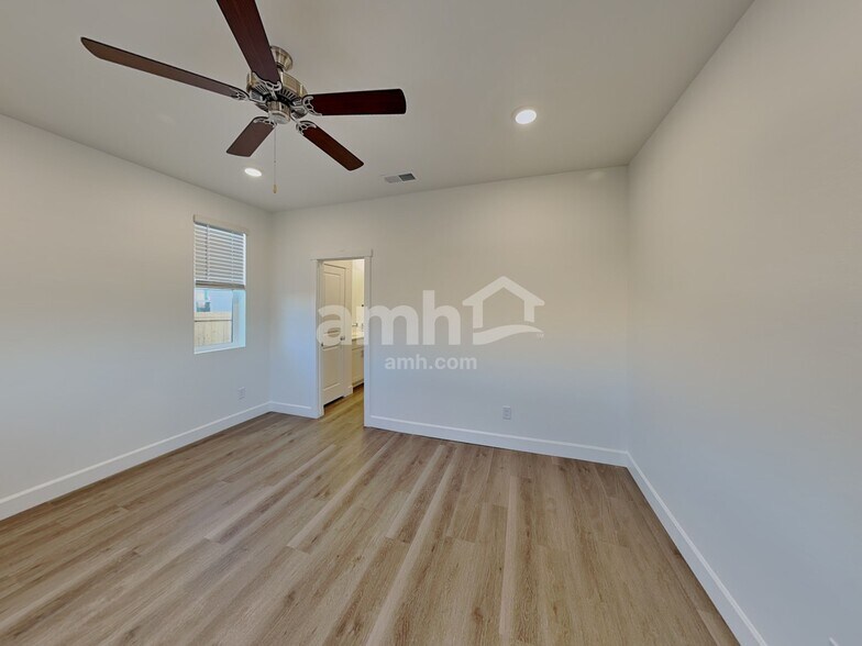 Building Photo - 13937 E 101st Ave