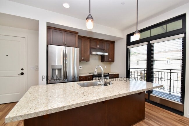 Building Photo - Spectacular 1 Bedroom Townhouse Apartment