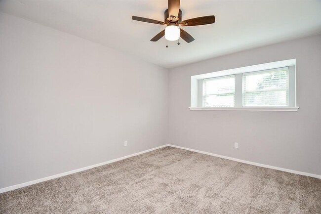 Building Photo - 12314 Plumpoint Dr