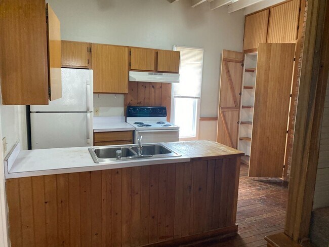 Building Photo - Off Street Parking on Park Ave-Available A...