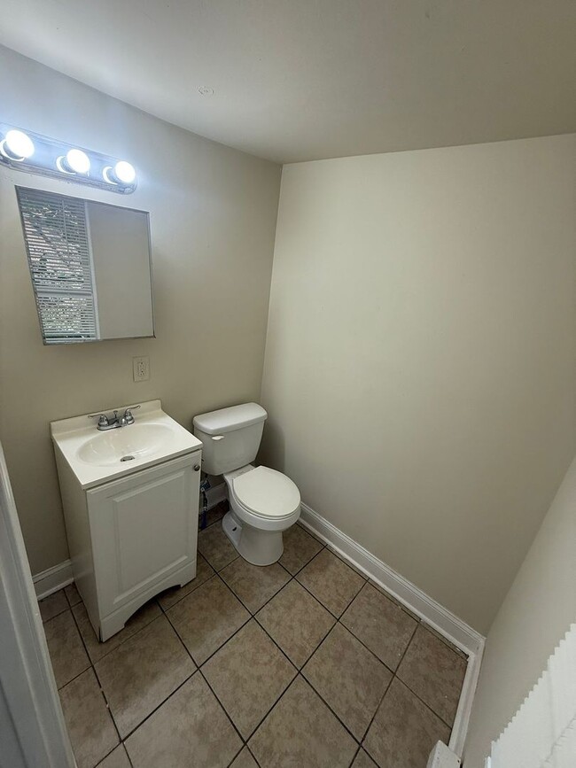 Building Photo - 3 BED 1.5 BATH HOME FOR RENT.