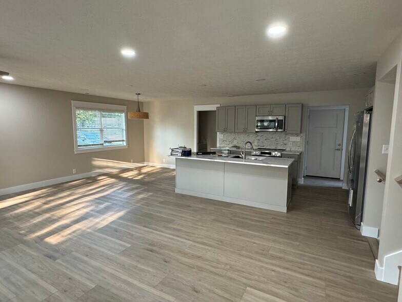 Building Photo - 1848 Garden St