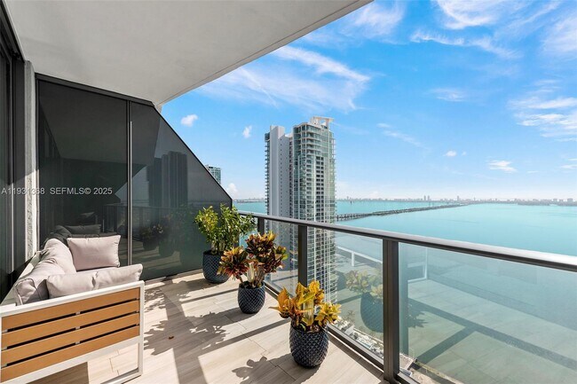 Building Photo - 460 NE 28th St