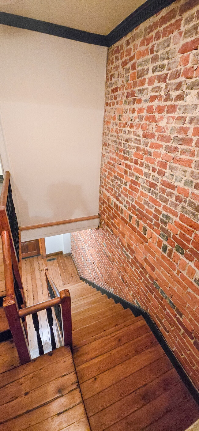 Building Photo - 209 W Clay St