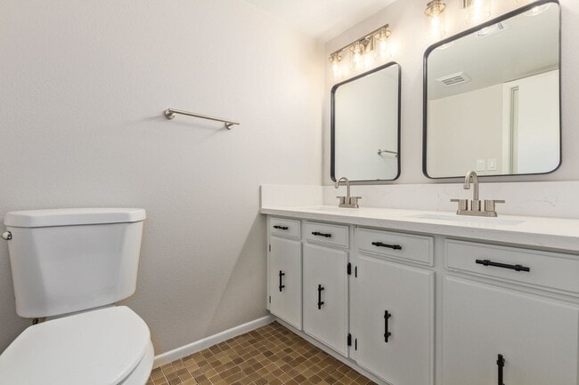 Building Photo - Beautifully updated Ranch Style Home