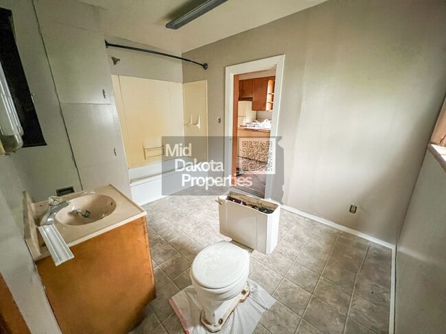 Building Photo - 602 E Ash St