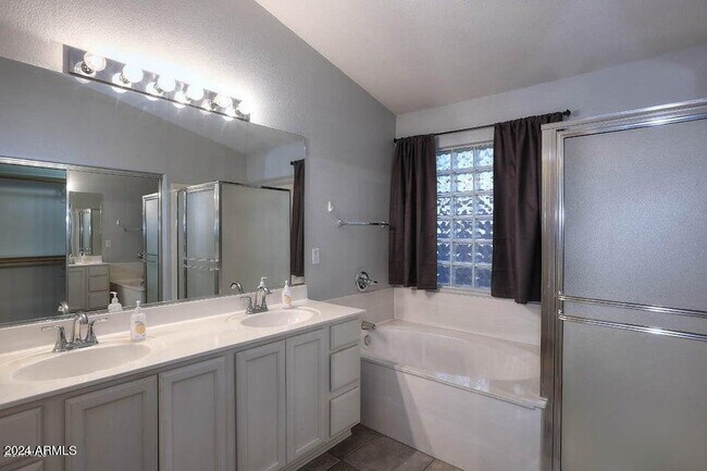 Building Photo - 7931 W Rose Garden Ln