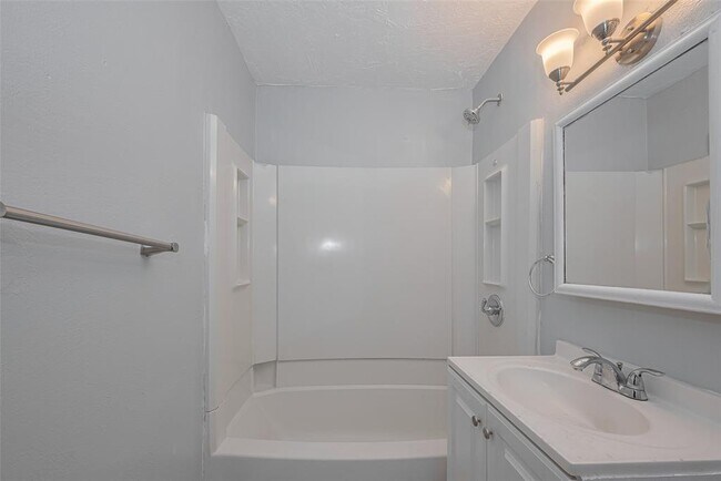 Building Photo - 4906 Larkspur St
