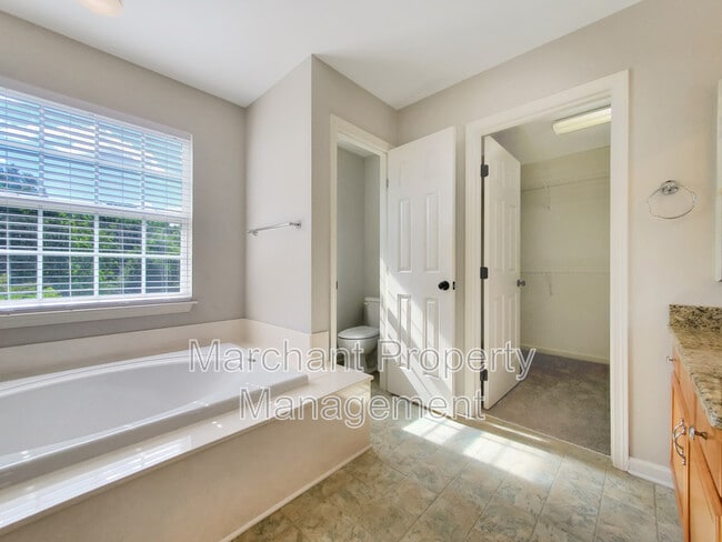 Building Photo - 15 Silverthorn Ct