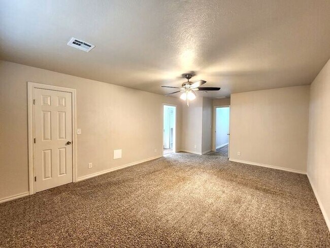 Building Photo - 4 Bed 2.5 Bath 2 Car Garage in Camelot Addition NW OKC