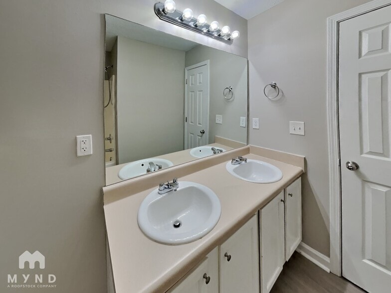 Building Photo - 305 Carter Ave