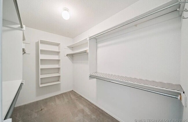 Building Photo - Located in a cul-de-sac, this 3 bedroom, 2 bath, 2 car garage home boasts over 2000 sq ft and a g...