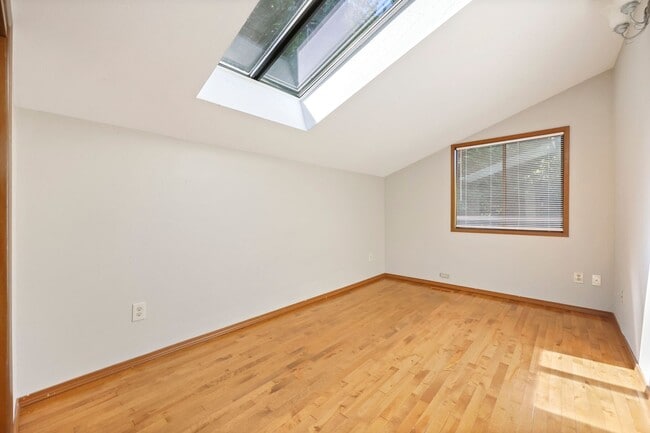 Building Photo - Hard to find 5 bedroom home in Tamoshan ne...