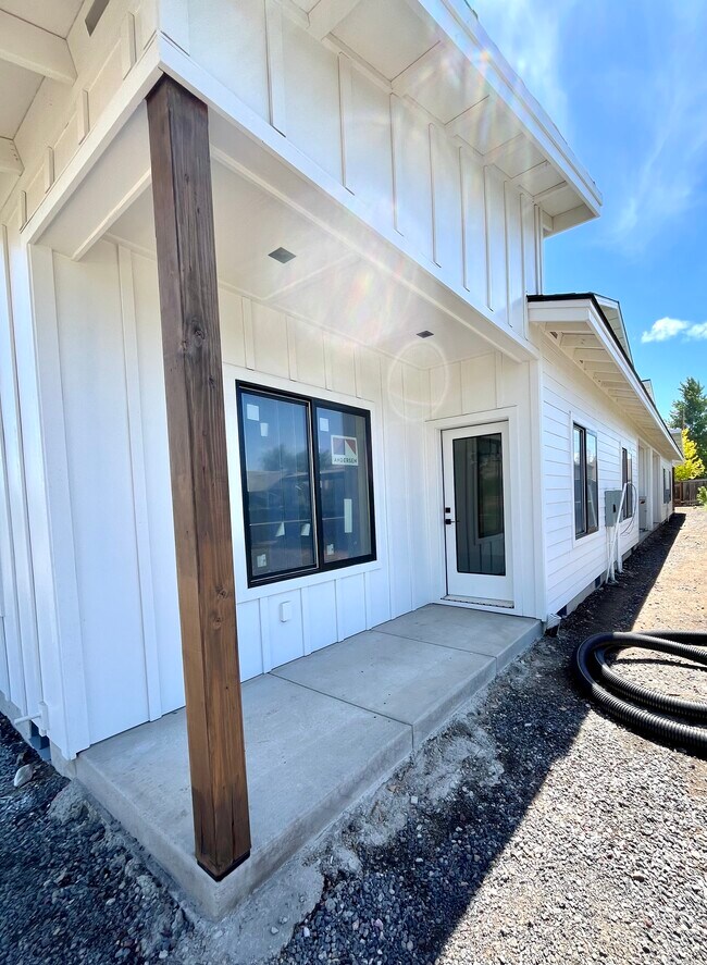 Building Photo - 1622 W Antler Ave