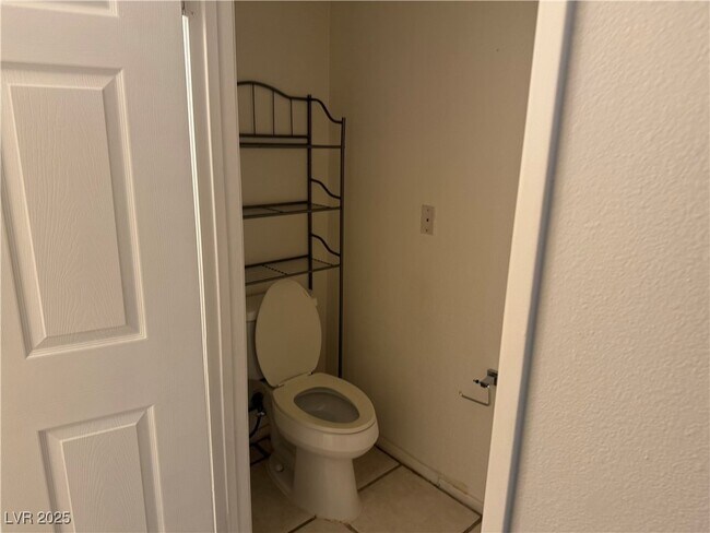 Building Photo - 698 S Racetrack Rd