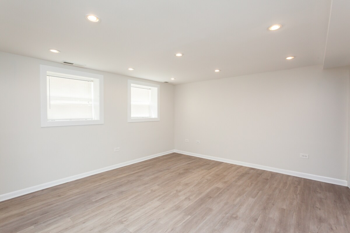 Building Photo - 3604 W Roscoe St