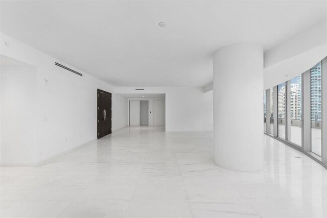 Building Photo - 300 Biscayne Blvd Way