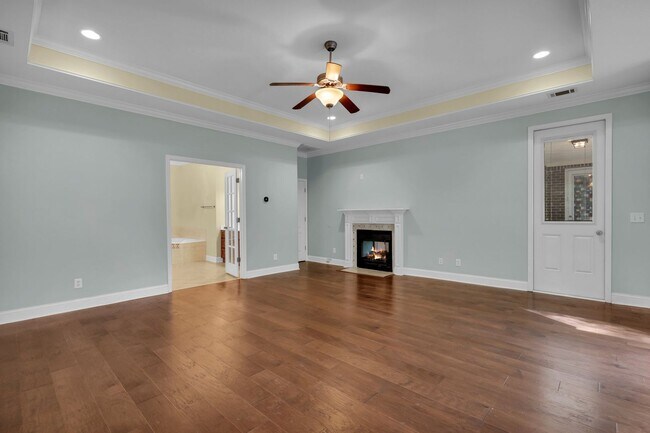 Building Photo - AVAILABLE LATE JULY 2025 (PET FRIENDLY)