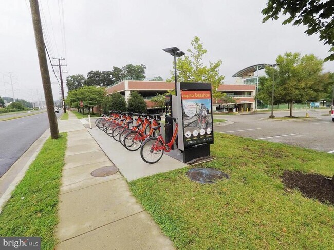 Building Photo - 4500 S Four Mile Run Dr