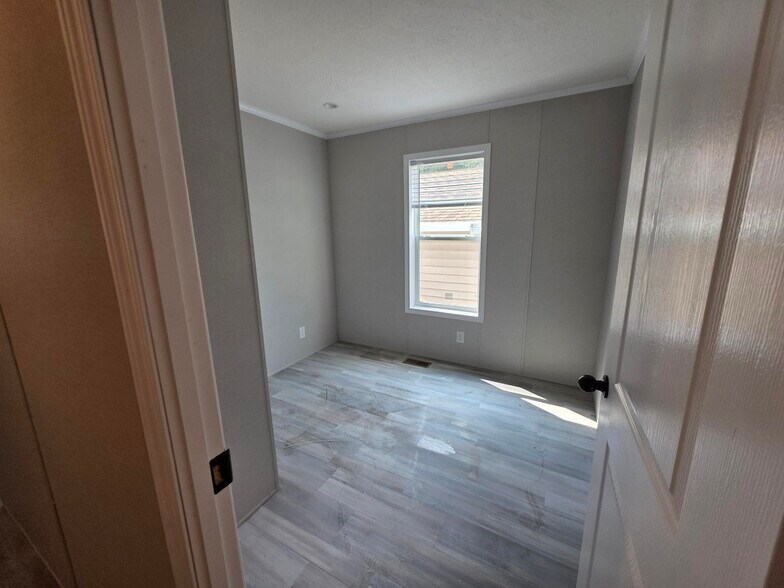 Building Photo - 92 Thomas Ln