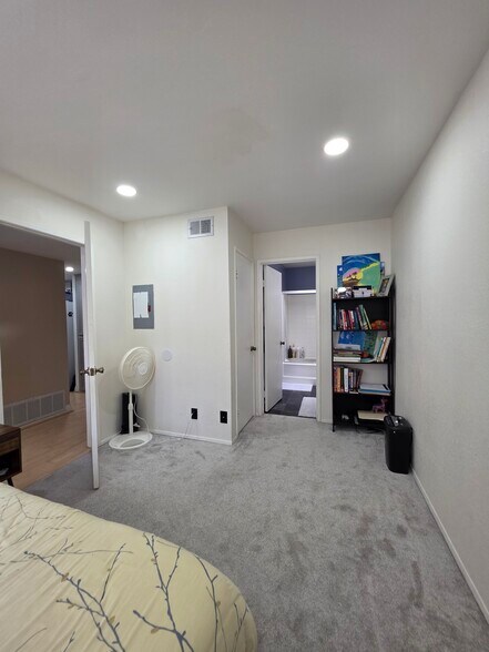 Building Photo - 9949 Scripps Westview Way