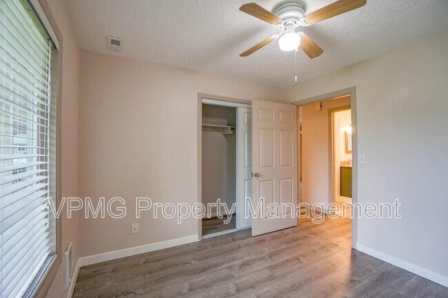 Building Photo - 5404 NE 45th St