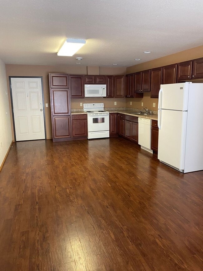 Building Photo - Lower 2 Bedroom /1 Bath Apartment! Appliances Included!