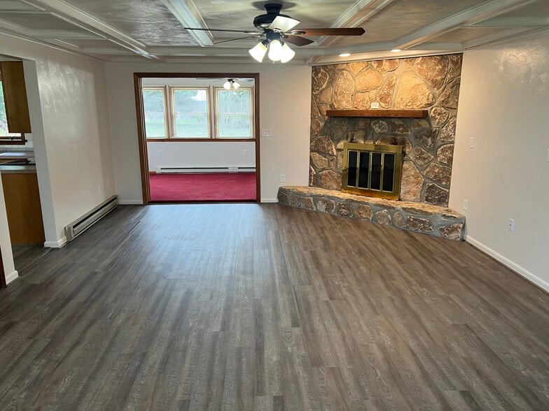 Living room - 49980 N Park Cir